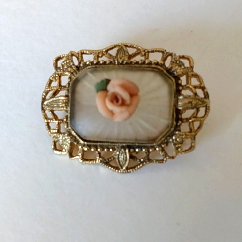 1928 Pendant Gold Filigree Rose Bud